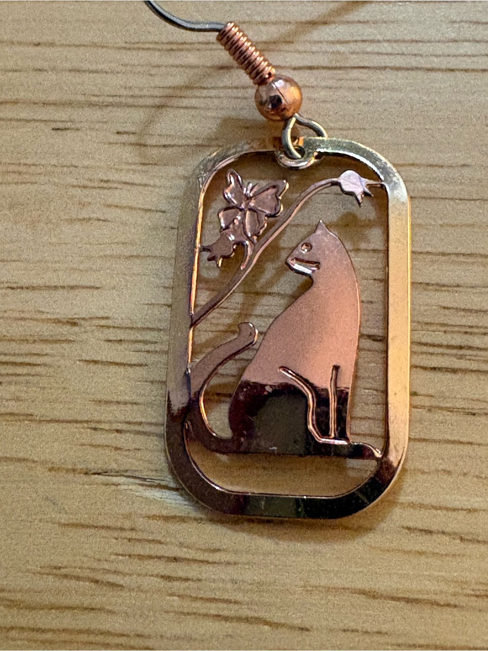 Pair of cat butterfly earrings opposite on each one ? Brass silvertone 1.5 inch - Picture 3 of 4